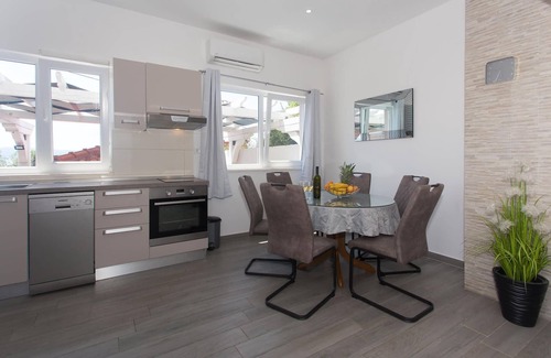 Jesenice House | Awesome home in Suhi Potok with WiFi