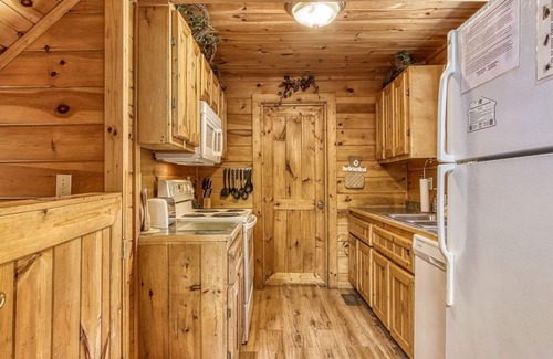 Sevierville Cabin | Awesome Honey Bear, “Cozy Cabin Retreat in the Smokies – Comfort & Fun for All”!