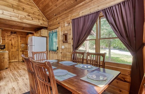 Sevierville Cabin | Awesome Honey Bear, “Cozy Cabin Retreat in the Smokies – Comfort & Fun for All”!