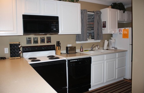 Indian Point Condo | Awesome Lake Views from the Screened-in Deck! Right Next to Silver Dollar City!