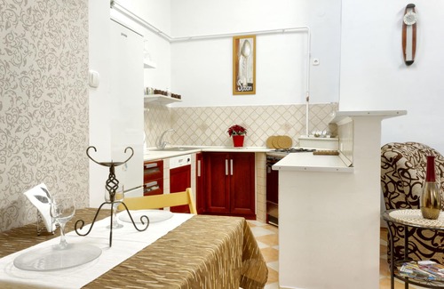 Terezvaros Apartment | AWESOME loc'n by Operahouse, charming Apartment, Lux on budget