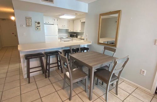 Ono Island Condo | Awesome location! Walk to Hangout and more - Beachfront complex with indirect side-views - IWW271