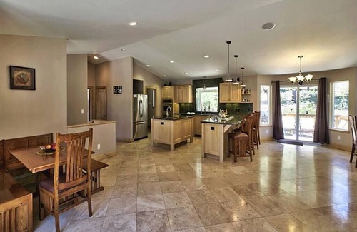 Country Club Estates House | Awesome Luxury Home, 3400 Sq Ft, Hot Tub, 2-fireplaces, Pool Table