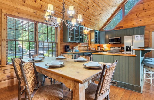 Townsend Cabin | Awesome Mtn Views ❂Fireplaces ❂Easy Access ❂Large Family cabin ❂Screened Porch