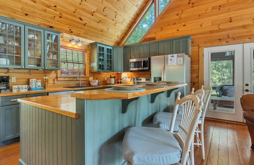 Townsend Cabin | Awesome Mtn Views ❂Fireplaces ❂Easy Access ❂Large Family cabin ❂Screened Porch