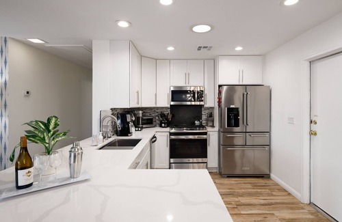Paradise Valley Village House | Awesome Remodel! 5Br+BonusRm+3Kings+Backyard Oasis: Htd Pool,HotTub,BBQ,Golf,SUV