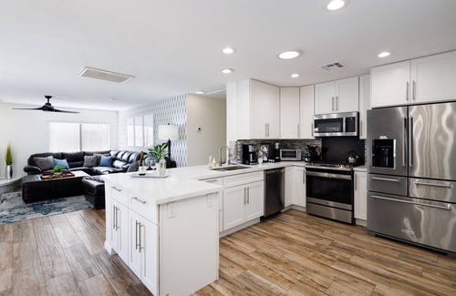 Paradise Valley Village House | Awesome Remodel! 5Br+BonusRm+3Kings+Backyard Oasis: Htd Pool,HotTub,BBQ,Golf,SUV