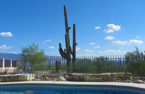 Milagrosa Hills House | AWESOME Sunsets by the Heated Pool, putting green, hot tub & Tucson Night Lights