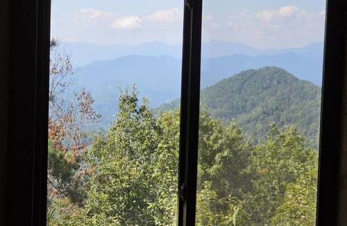 Franklin House | Awesome View with EV Charger!