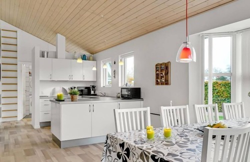 Hou House | "Ayen" - 1.5km from the sea by Interhome