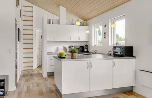 Hou House | "Ayen" - 1.5km from the sea by Interhome