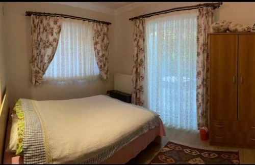 Ayvalik City Center Apartment | Ayvalık Çamlıkta bahçeli, ferah ev