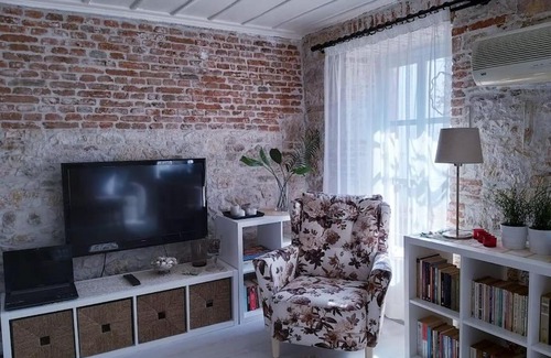 Ayvalik City Center House | Ayvalık merkezde eski taş rumevi
