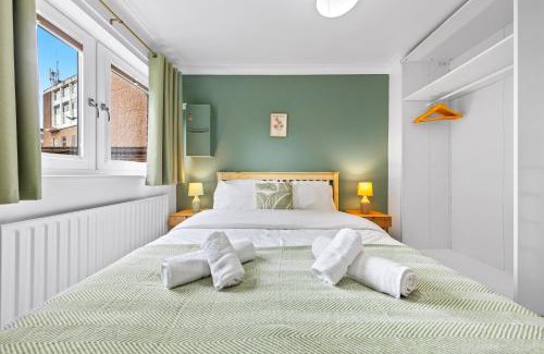 Syon Apartment | Azalea Apartment Home comforts by the river