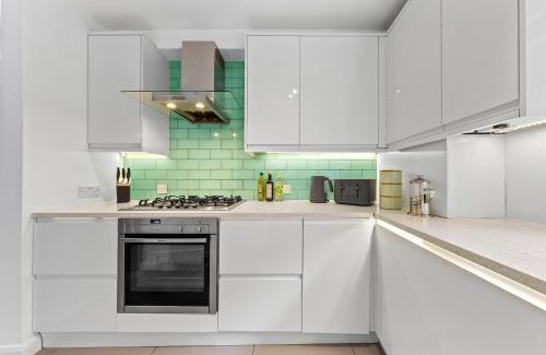 Syon Apartment | Azalea Apartment Home comforts by the river