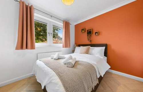 Syon Apartment | Azalea Apartment Home comforts by the river