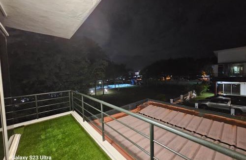 Jenjarom House | Azalea Homestay with Private Pool