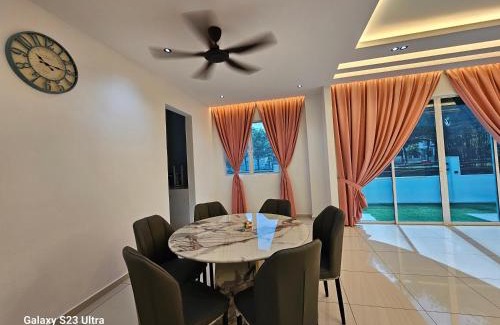 Jenjarom House | Azalea Homestay with Private Pool