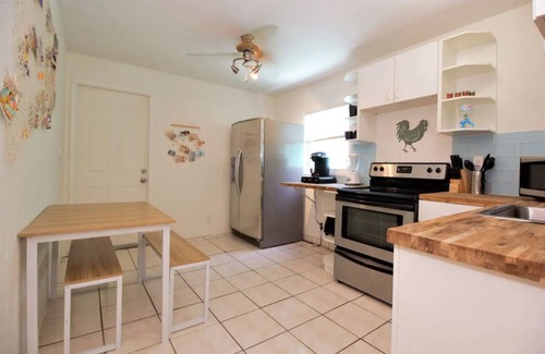 Mango Groves Apartment | Azul Oceano Cottage Oasis 5 Min Downtown and Beach