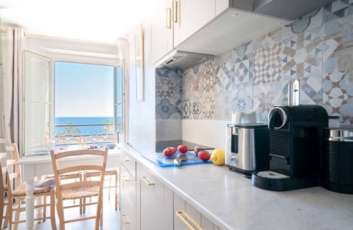 Old Town Apartment | Azur Hideaway -stunning sea view ,Promenade and Cours Saleya