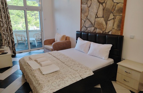 Dobra Voda Hotel | AZURA BAY HOTEL