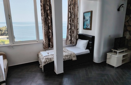 Dobra Voda Hotel | AZURA BAY HOTEL