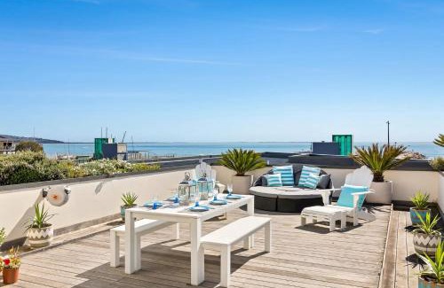 Safety Beach House | Azure Bliss - Majestic Apartment on the Water
