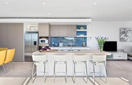 Safety Beach House | Azure Bliss - Majestic Apartment on the Water