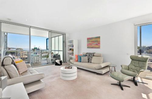 Safety Beach House | Azure Bliss - Majestic Apartment on the Water