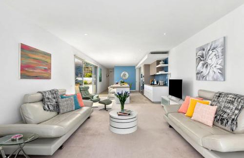 Safety Beach House | Azure Bliss - Majestic Apartment on the Water