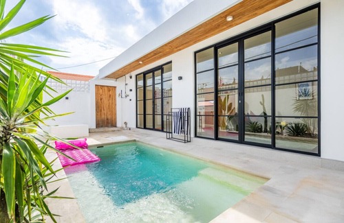 Munggu Villa | Azure Luxe Stylish Private Pool Villa in Pererenan