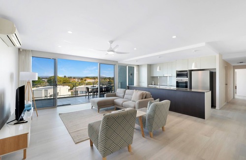 Gold Coast Apartment | Azzura Greens Resort