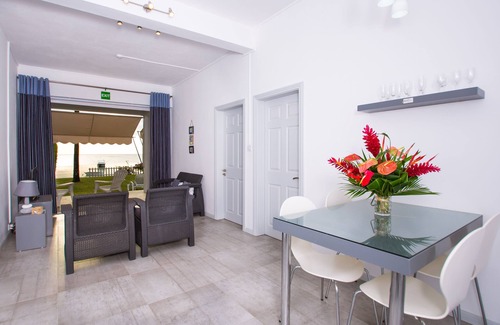 Trou aux Biches House | Bénitier: Seafront private apartment