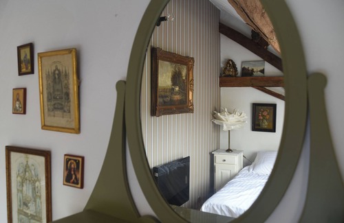 Larochemillay Bed & Breakfast | B&B at Résidence des Artistes. Luxurious, very quiet residence with excellent cuisine