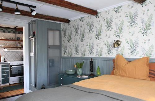 Falkenberg Bed & Breakfast | B&B Bland ormbunkar och rosor