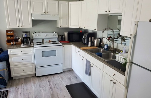 Regional District of Nanaimo House | B&B Columbia Beach, 2min WALK to ocean, queen bed, 45' parking, pets welcome