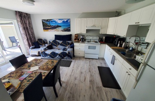 Regional District of Nanaimo House | B&B Columbia Beach, 2min WALK to ocean, queen bed, 45' parking, pets welcome