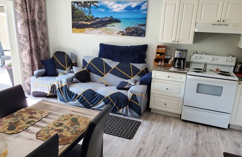Regional District of Nanaimo House | B&B Columbia Beach, 2min WALK to ocean, queen bed, 45' parking, pets welcome