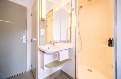 Calais Frethun Hotel | B&B HOTEL Calais Terminal Cité de l'Europe 2 étoiles