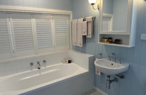 Sanctuary Point Bed & Breakfast | B & B On The Water
