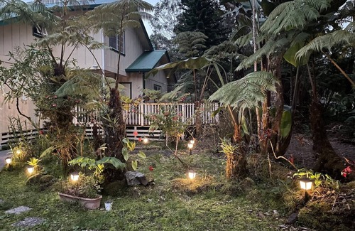 Volcano House | B&B: Royal Orchid Suite mins from Volcanoes National Park