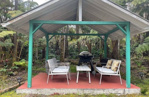 Volcano House | B&B: Royal Orchid Suite mins from Volcanoes National Park