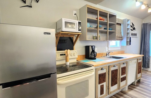 Lubbock Cottage | B Cozy Private One Bedroom home with great space for solo or couples!