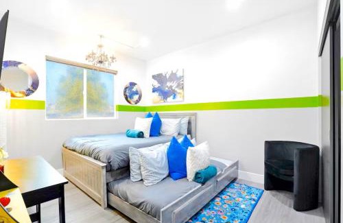 North Hollywood Apartment | B- InstaWorthy & Family-Friendly NoHo Gem- Near Universal & Hollywood with Parking, Games, and Hot Tub