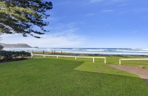 Avoca Beach Apartment | B's Beach House - Beachfront