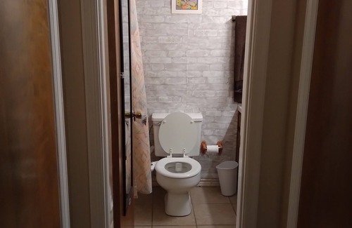 Wichita Falls Bed & Breakfast | B Suite-B 3 Bedroom 1 Bath with backyard INCLUDES FOOD PANTRY. Sleeps 8