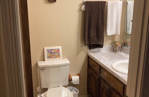 Wichita Falls Bed & Breakfast | B Suite-B 3 Bedroom 1 Bath with backyard INCLUDES FOOD PANTRY. Sleeps 8