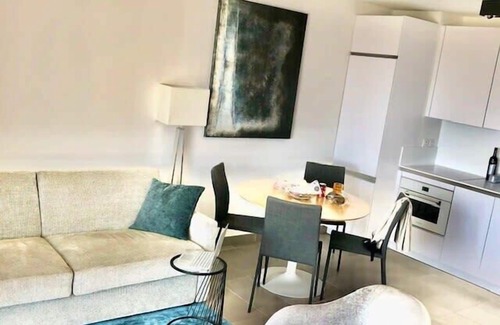 Cannes La Bocca Apartment | B002 - Superbe appartement avec Vue Mer et Piscine