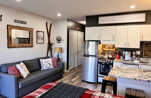 Lincoln Apartment | B103 · Cozy Studio apt w/pool & hot tub Ski Loon Mountain