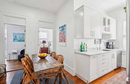 Cannonborough Elliotborough House | B2 at Saint Philip Square, One Block to King, Grand Upstairs Apartment with Piazza